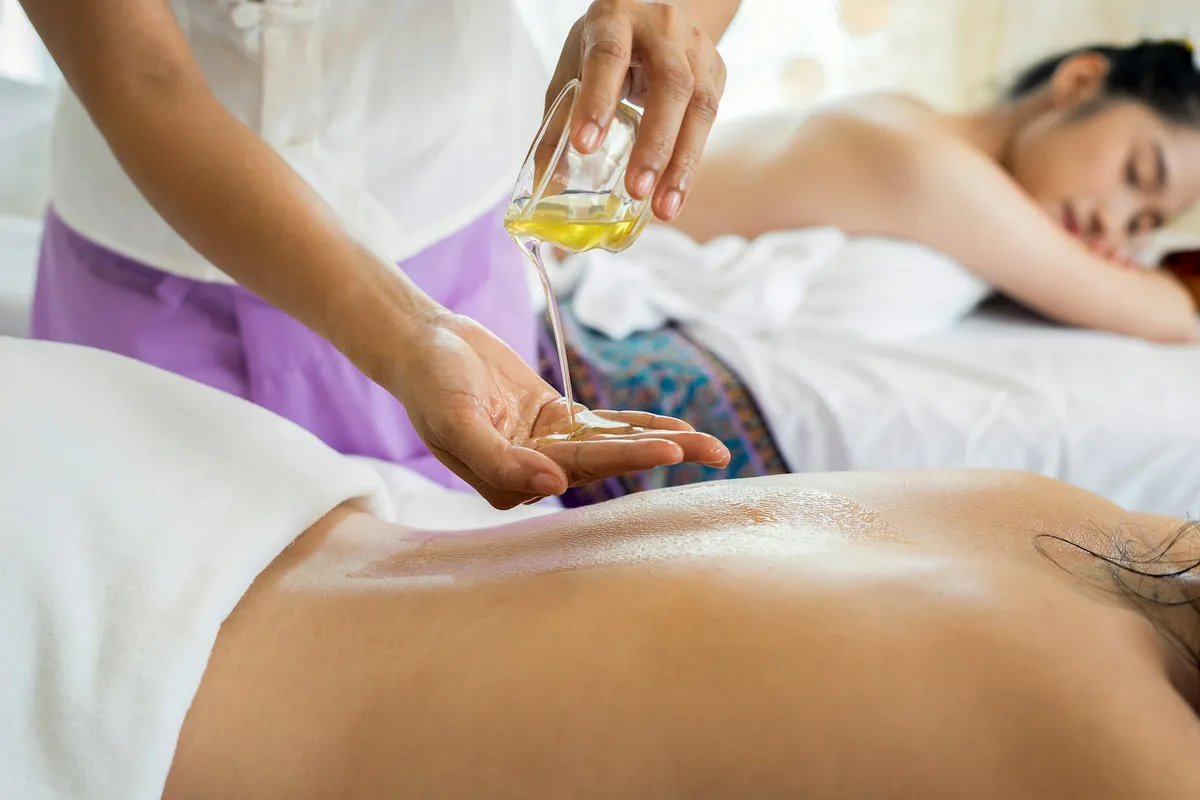 Relaxační masáž – nanášení masážního oleje